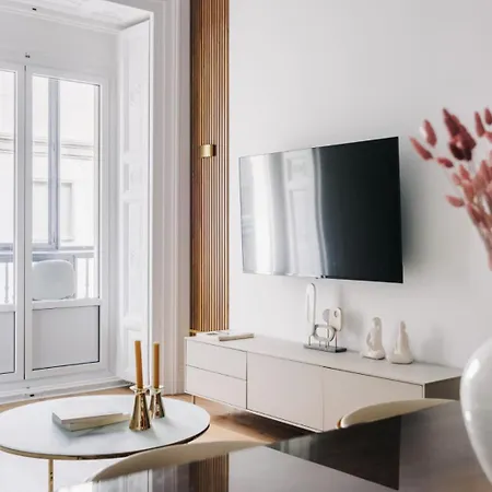 Stunning Apartment Near Gran Via Metro Madrid Exterior foto